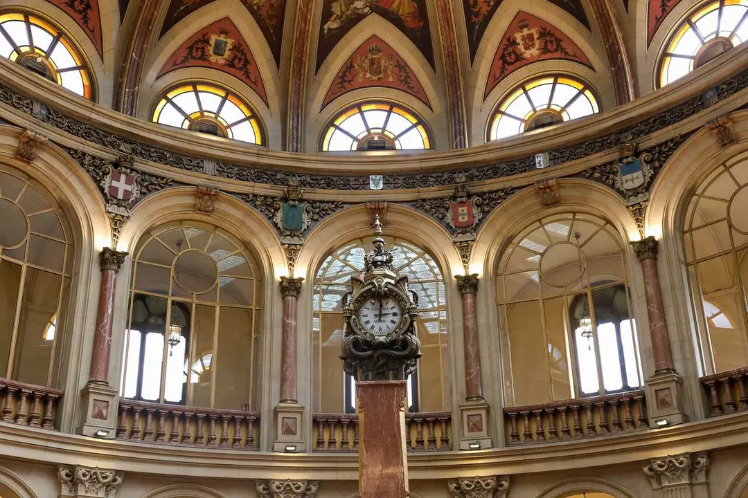 Reloj del Palacio de la Bolsa de Madrid, a 26 de agosto de 2026, en Madrid (Espa&ntilde;a). 