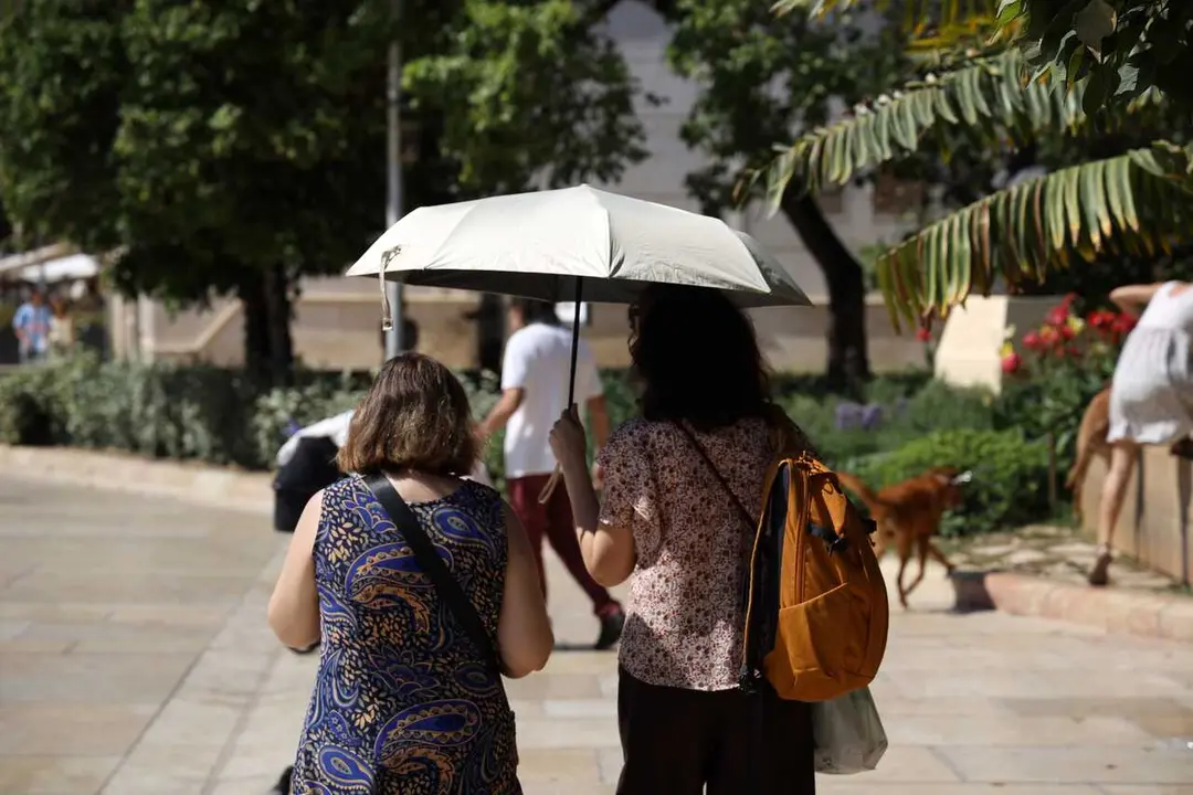 Archivo - Vecinos y visitantes de M&aacute;laga bajo los efectos de la segunda ola de calor. A 6 de julio de 2026 en M&aacute;laga (Andaluc&iacute;a, Espa&ntilde;a). 