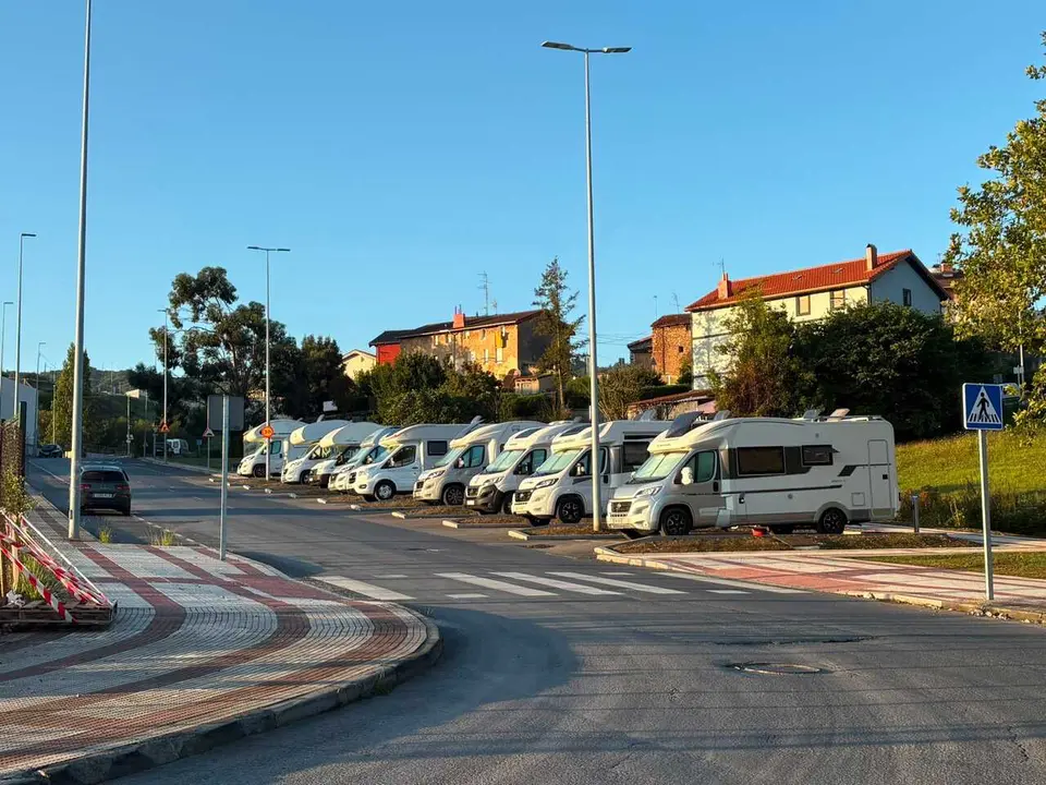 Autocaravanas estacionadas en Gallarta, en Abanto Zierbena (Bizkaia)
