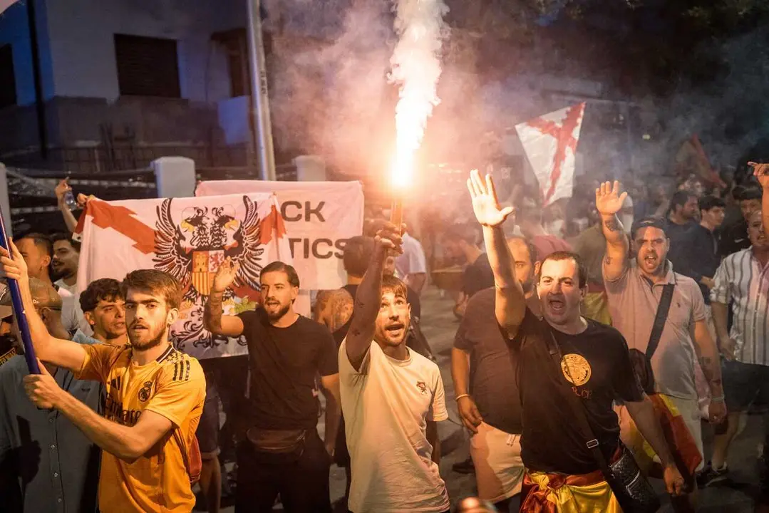 Archivo - Decenas de personas durante una manifestaci&oacute;n ante la embajada de Marruecos en Madrid, a 2 de agosto de 2026, en Madrid (Espa&ntilde;a). 