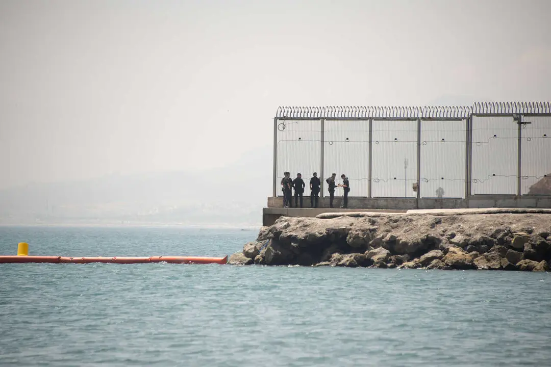 Personal de seguridad trabaja en la frontera de Ceuta, Espa&ntilde;a.