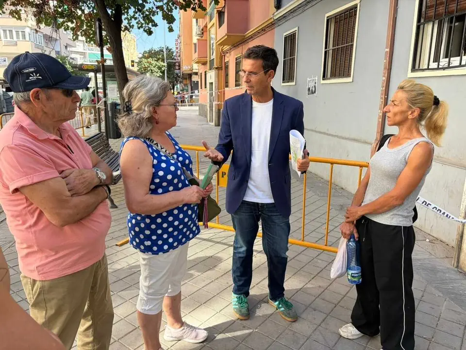 El portavoz del PSOE-A, Francisco Cuenca, en una atenci&oacute;n a medios en Granada.