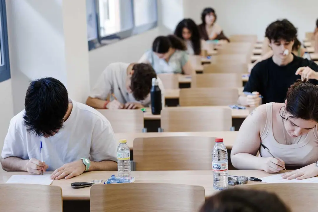 Archivo - Alumnos durante el primer examen de la PAU 2025, en la Facultad de Qu&iacute;micas, durante la primera jornada de selectividad en Madrid, a 3 de junio de 2025, en Madrid (Espa&ntilde;a). 