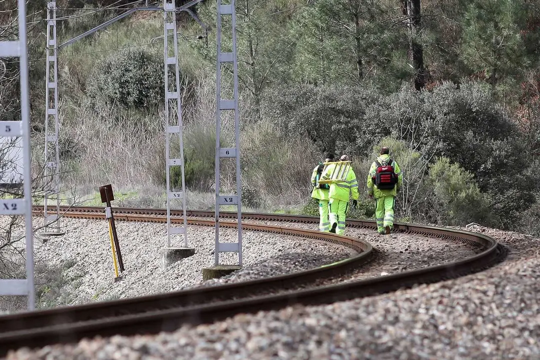 Montefurado, Quiroga, Lugo. Arde la catenaria de la v&iacute;a del tren en el t&uacute;nel de Montefurado. Los pasajeros de los trenes afectados han tenido que continuar viaje por carretera desde la estaci&oacute;n de Montefurado