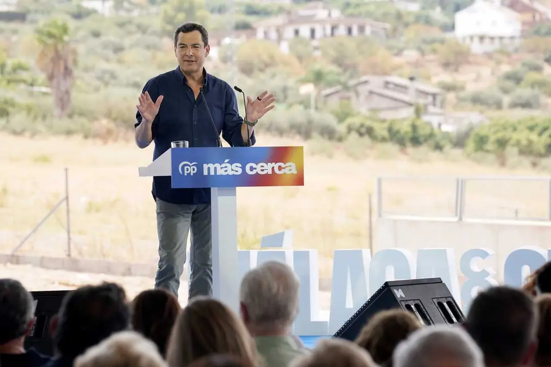 El presidente del PP-A y de la Junta de Andaluc&iacute;a, Juanma Moreno,durante el acto de inicio del curso pol&iacute;tico. A 04 de septiembre de 2026, en Alhaur&iacute;n el Grande (M&aacute;laga, Andaluc&iacute;a, Espa&ntilde;a). El presidente nacional del PP, Alberto N&uacute;&ntilde;ez Feij&oacute;o, y el preside