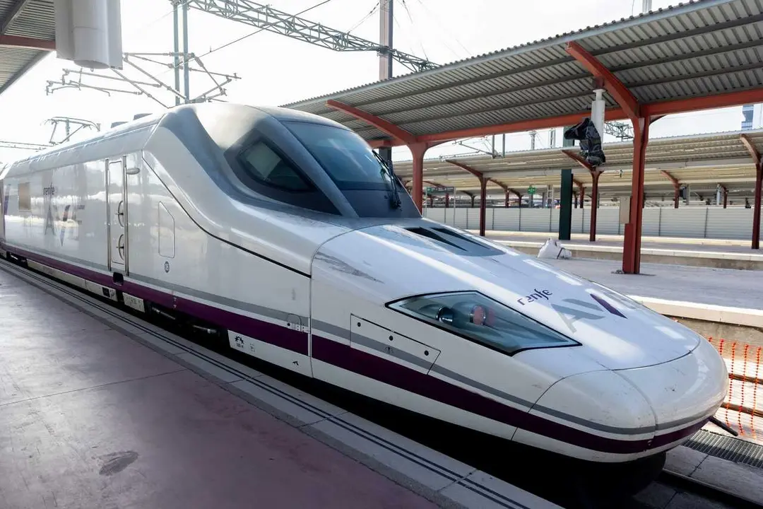 Archivo - Un tren de Renfe en la estaci&oacute;n de Chamart&iacute;n-Clara Campoamor