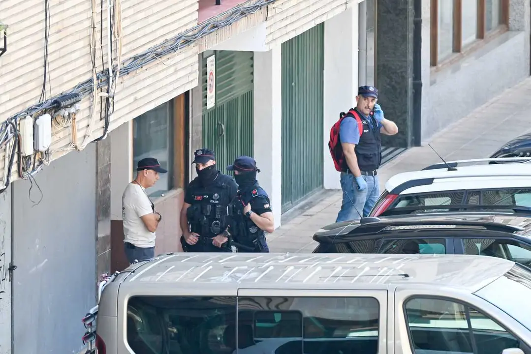La ertzaintza registra varios domicilios en las calles Paulo VI Auzunea y Arretxe del barrio de Landeta en relaci&oacute;n con el tiroteo de este 2 de septiembre de 2026, en Azpeitia, Guipuzcoa, Pa&iacute;s Vasco (Espa&ntilde;a).