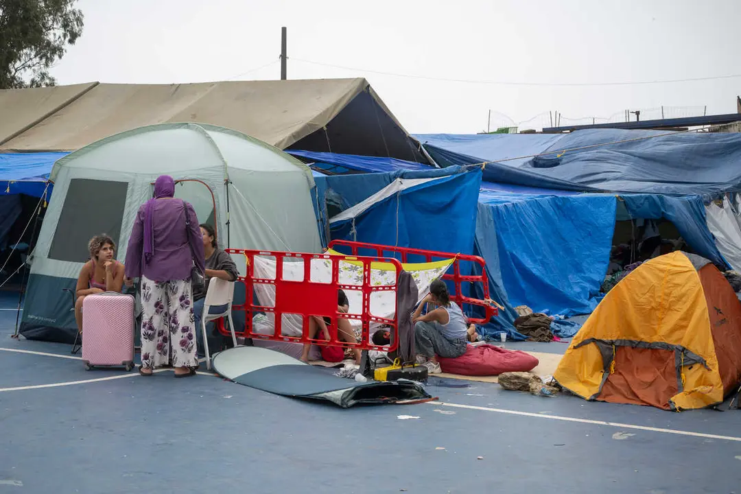 Mujeres migrantes en el polideportivo del barrio de El Pr&iacute;ncipe, a 4 de septiembre de 2026, en Ceuta (Espa&ntilde;a). Decenas de menores y mujeres viven en este campamento improvisado en las instalaciones deportivas municipales, supervisado por vecinos.