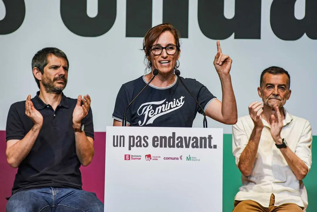 Archivo - (I-D) El ministro de Cultura, Ernest Urtasun, la ministra de Sanidad, M&oacute;nica Garc&iacute;a, el coordinador federal de IU Antonio Ma&iacute;llo, durante un acto de los Comuns, M&aacute;s Madrid, IU y Sumar, a 30 de mayo de 2026, en Barcelona, Catalunya (Espa&ntilde;a). Este
