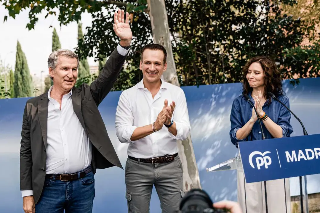 La presidenta de la Comunidad de Madrid, Isabel D&iacute;az Ayuso (d), el presidente local y portavoz del PP en el Ayuntamiento de Getafe, Antonio Jos&eacute; Mesa (c), y el presidente del PP, Alberto N&uacute;&ntilde;ez Feij&oacute;o (i), en el hotel EXE Getafe,