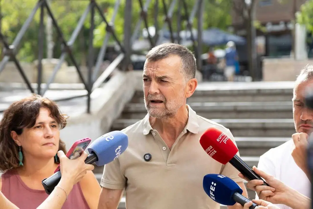 El coordinador federal de IU, Antonio Ma&iacute;llo, atiende a los medios de comunicaci&oacute;n antes de participar en una reuni&oacute;n con coordinadores auton&oacute;micos de la formaci&oacute;n.