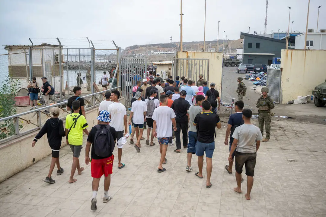 Archivo - Decenas de personas intentando cruzar la frontera, a 31 de julio de 2026, en Ceuta (Espa&ntilde;a).