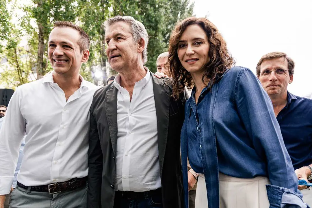 La presidenta de la Comunidad de Madrid, Isabel D&iacute;az Ayuso (d), el presidente local y portavoz del PP en el Ayuntamiento de Getafe, Antonio Jos&eacute; Mesa (i), y el presidente del PP, Alberto N&uacute;&ntilde;ez Feij&oacute;o (c), durante la inauguraci&oacute;n de las Jornadas Parlamenta