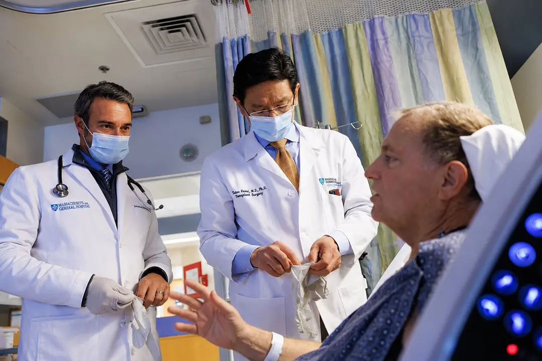 De izquierda a derecha, los cirujanos Leonardo Riella y Tatsuo Kawai junto al paciente Tim Andrews, tras el xenotrasplante de ri&ntilde;&oacute;n porcino realizado en 2025. Foto: Kate Flock / Hospital General de Massachusetts.