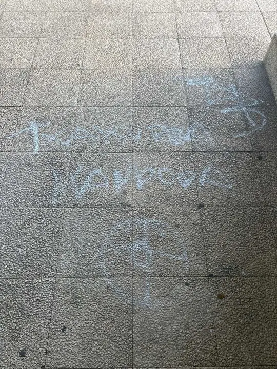 Pintada con una diana junto al domicilio de un ertzaina en Vitoria-Gasteiz