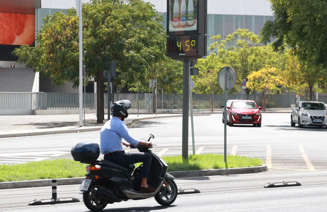 Jornada de intenso calor en Sevilla. A 03 de septiembre de 2026, en Sevilla (Andaluc&iacute;a, Espa&ntilde;a). El mes de agosto en Andaluc&iacute;a se despide con un aumento de las temperaturas, de manera que sit&uacute;a el comienzo de septiembre por encima de los 40 grados en el V
