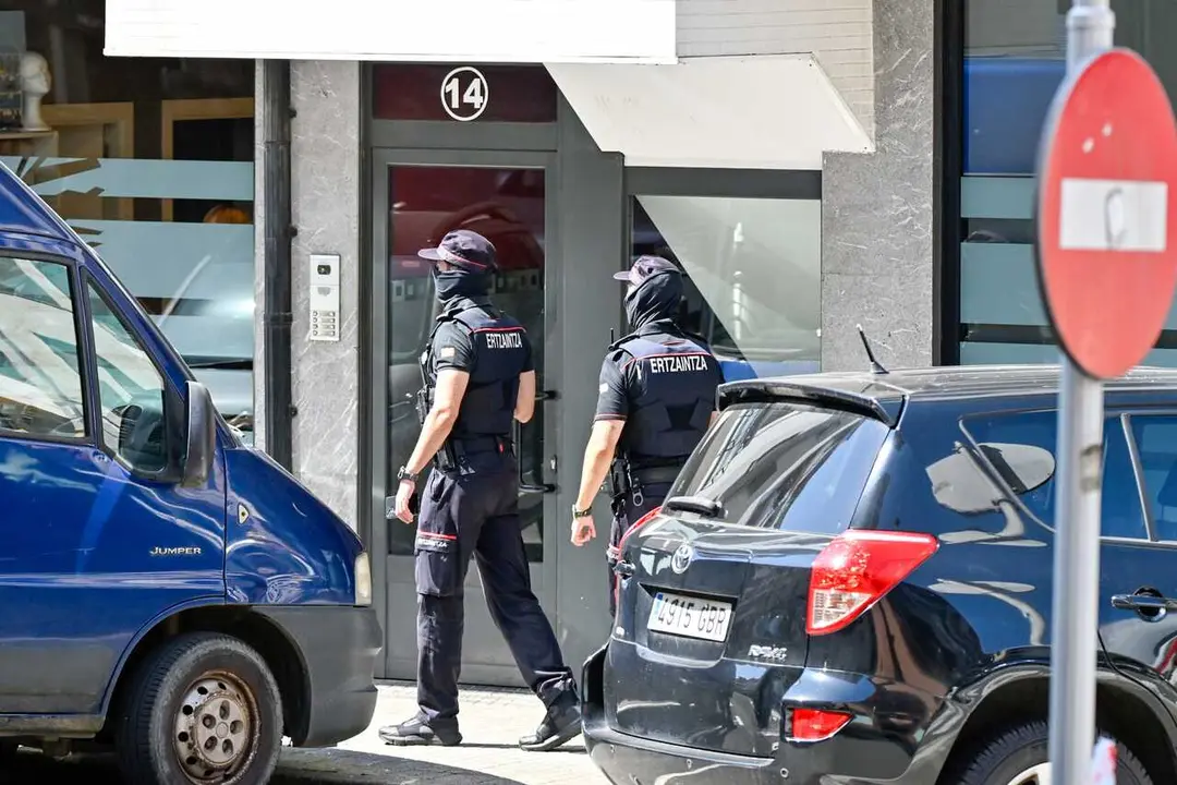 La ertzaintza registra varios domicilios en las calles Paulo VI Auzunea y Arretxe del barrio de Landeta en relaci&oacute;n con el tiroteo de ayer, a 2 de septiembre de 2026, en Azpeitia, Guipuzcoa, Pa&iacute;s Vasco (Espa&ntilde;a). 