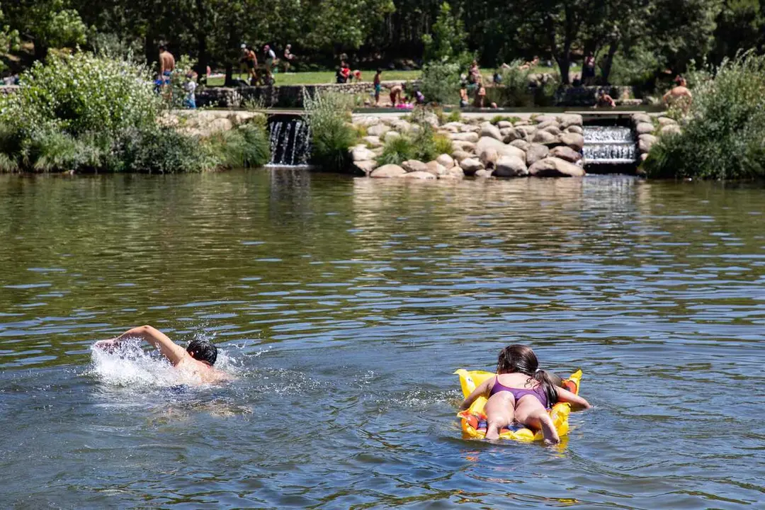 Archivo - Imagen de recurso de personas nadando en un r&iacute;o.