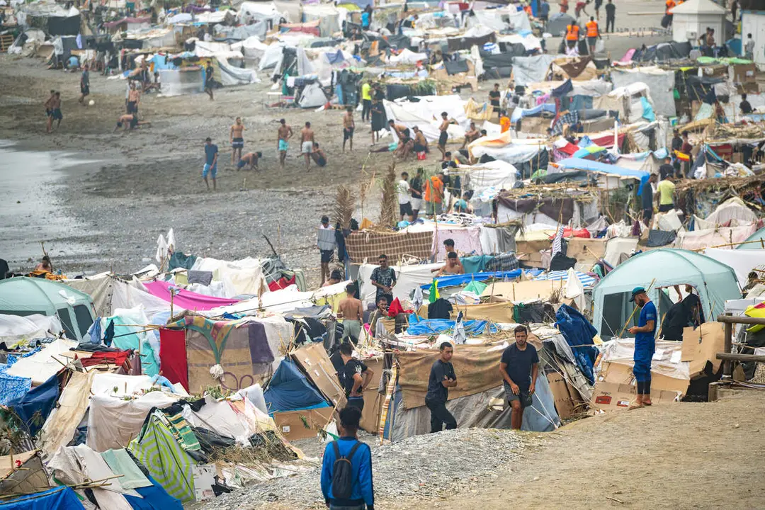 Centenares de migrantes acampan en la playa del Trampol&iacute;n, a 3 de septiembre de 2026