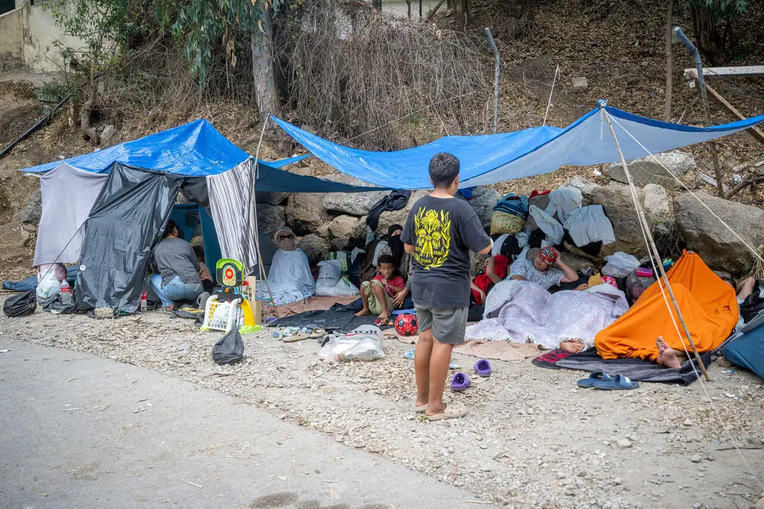 Familias migrantes esperan a las puertas del Centro Ecuestre la H&iacute;pica de Ceuta, a 3 de septiembre de 2026, a Ceuta (Espa&ntilde;a).