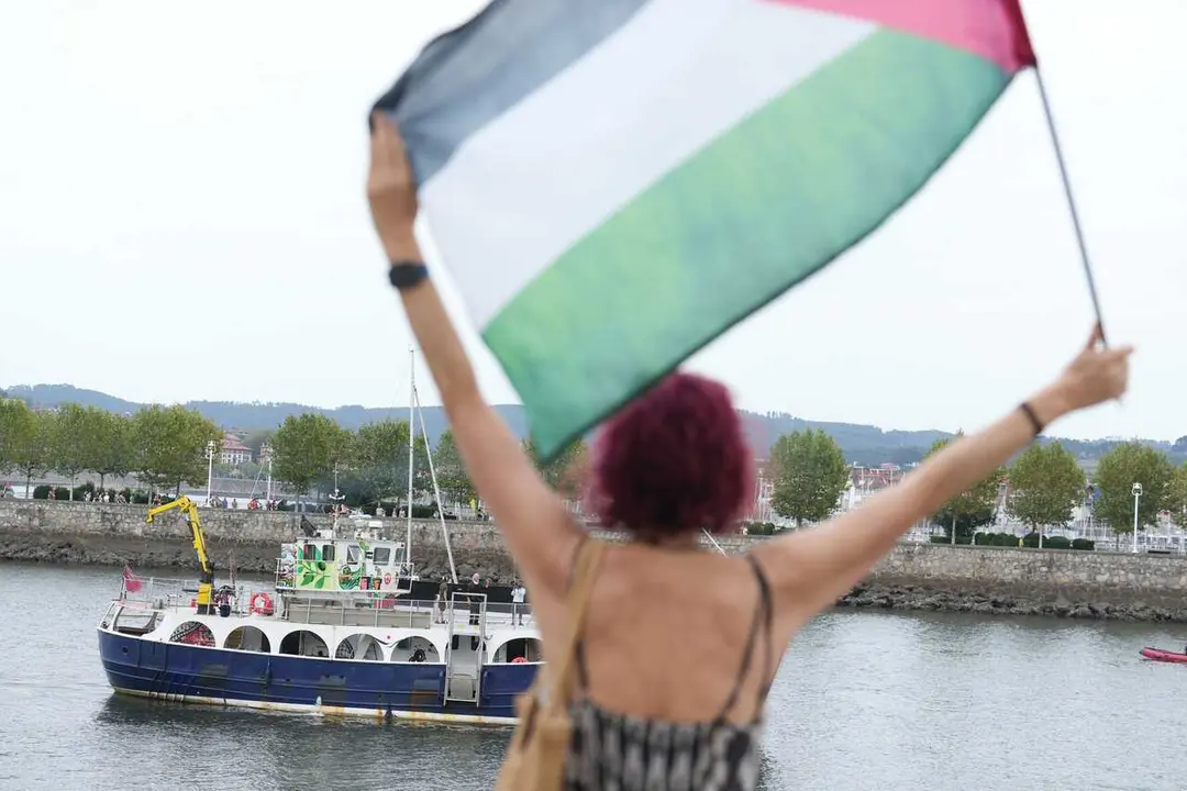 Llegada del barco de la flotilla a Portugalete