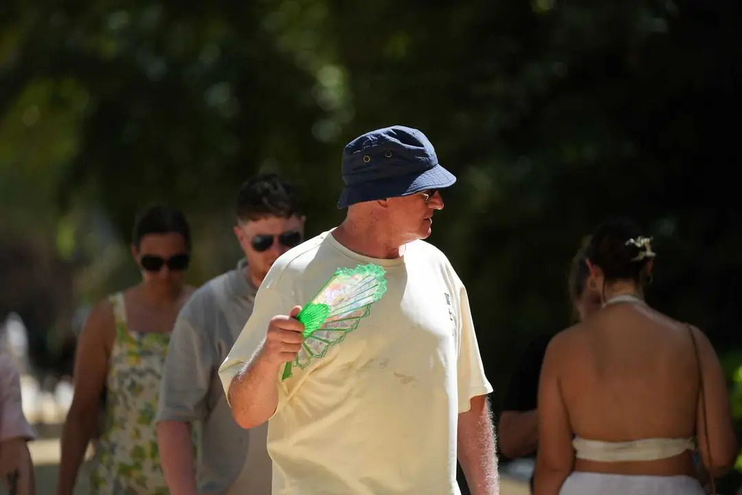 Un hombre con sombrero y abanico durante una jornada de intenso calor. A 03 de septiembre de 2026, en Sevilla (Andaluc&iacute;a, Espa&ntilde;a). 
