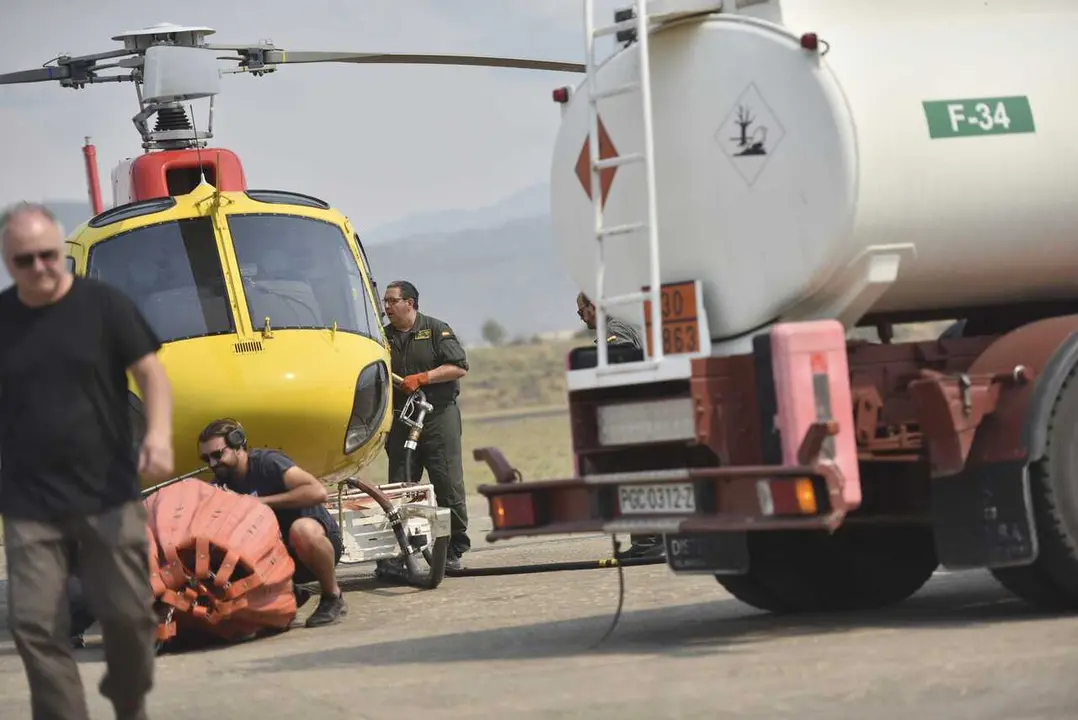 Helic&oacute;ptero en el aer&oacute;dromo de Santa Cilia de Jaca durante las labores de extinci&oacute;n de un incendio forestal, a 16 de agosto de 2026, en Las Pe&ntilde;as de Riglos, Huesca, Arag&oacute;n (Espa&ntilde;a). 