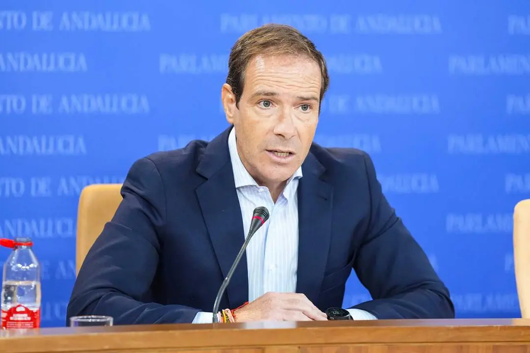 El portavoz del grupo parlamentario VOX, Javier Cort&eacute;s, durante la ronda de ruedas de prensa de portavoces de los grupos parlamentarios en el Parlamento de Andaluc&iacute;a. A 2 de septiembre de 2026 en Sevilla (Andaluc&iacute;a, Espa&ntilde;a).