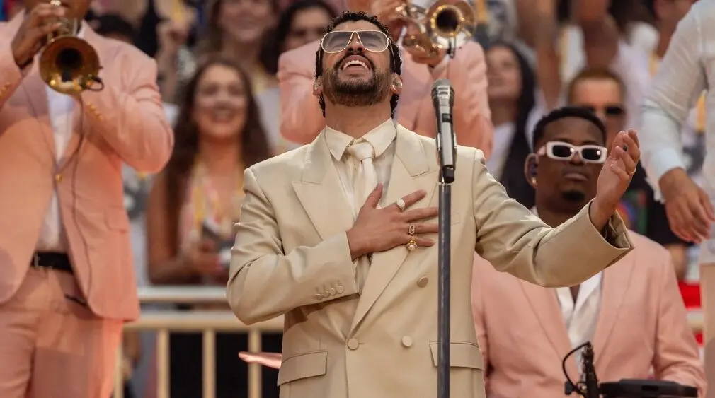 Bad Bunny actuando en el descanso de la Super Bowl