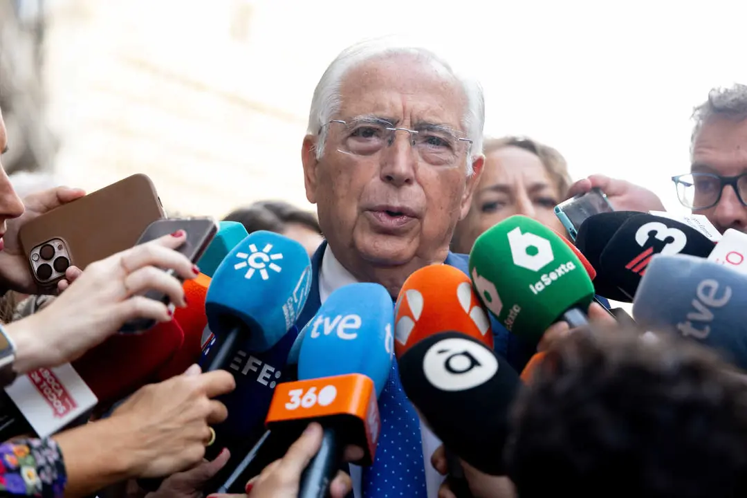 El presidente de Melilla, Juan Jos&eacute; Imbroda, atiende a los medios antes de acudir a un desayuno informativo de Nueva Econom&iacute;a F&oacute;rum protagonizado por el presidente de Ceuta, Juan Jes&iacute;s Vivas