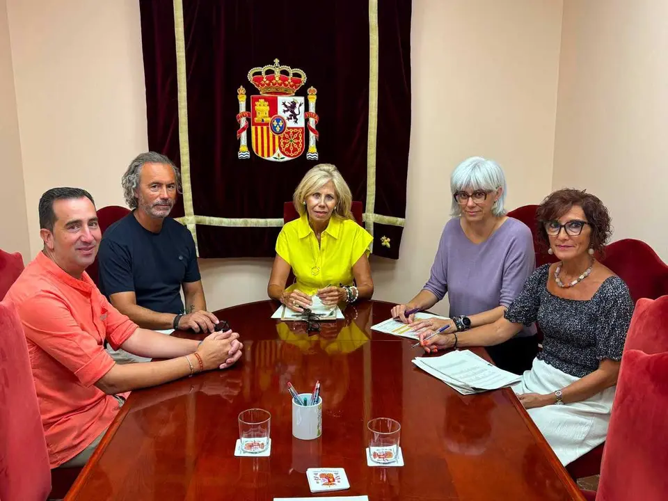 Reuni&oacute;n entre Subdelegaci&oacute;n del Gobierno en Huelva  y la Asociaci&oacute;n V&iacute;ctimas Descarrilamiento de Adamuz.