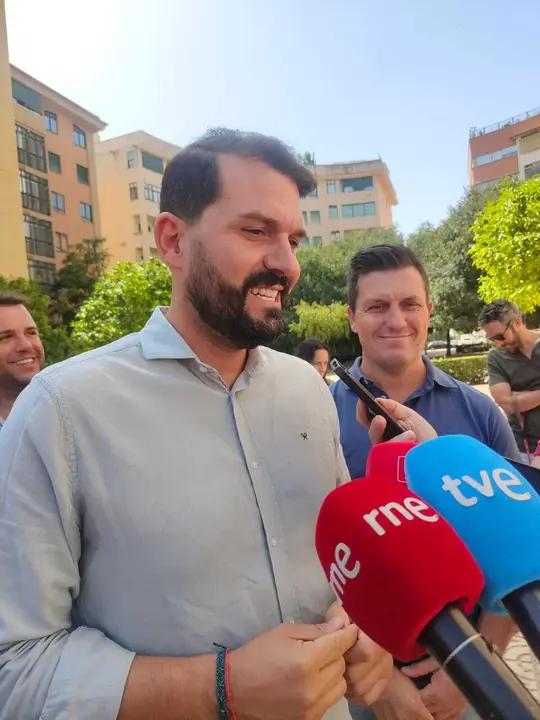 El secretario regional del PSOE, &Aacute;lvaro S&aacute;nchez Cotrina, atiende a los medios en C&aacute;ceres