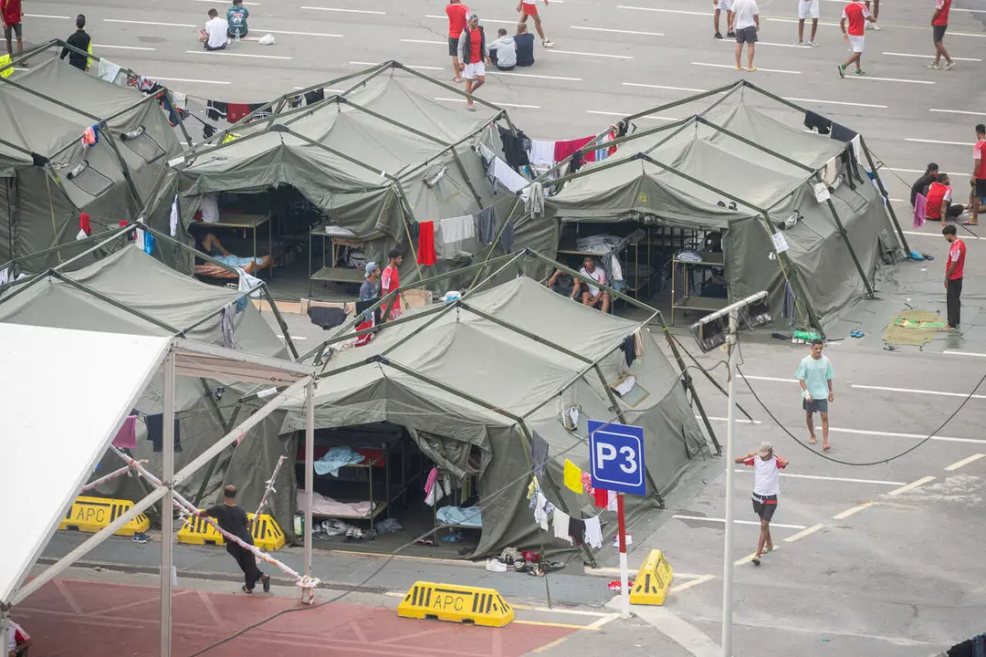Varios inmigrantes acampados, a 5 de septiembre de 2026, en Ceuta (Espa&ntilde;a).