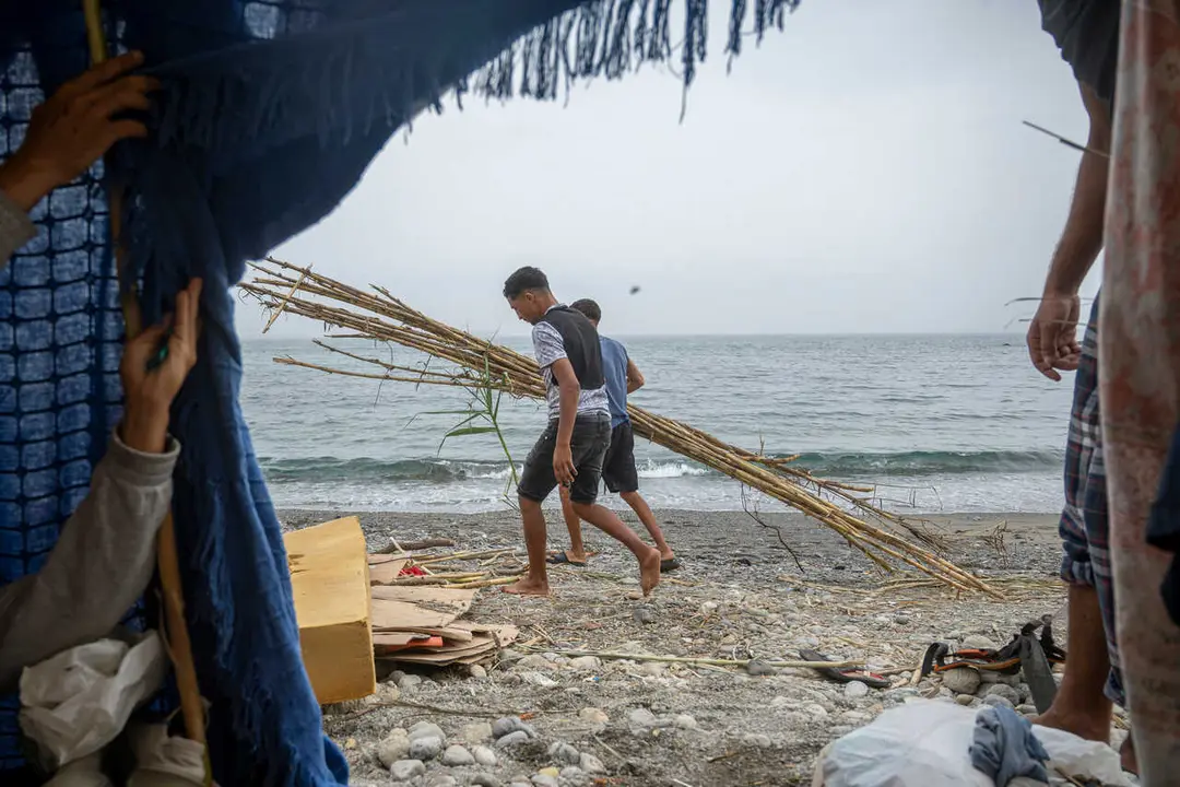 Varios inmigrantes acampados en la playa, a 5 de septiembre de 2026, en Ceuta (Espa&ntilde;a).