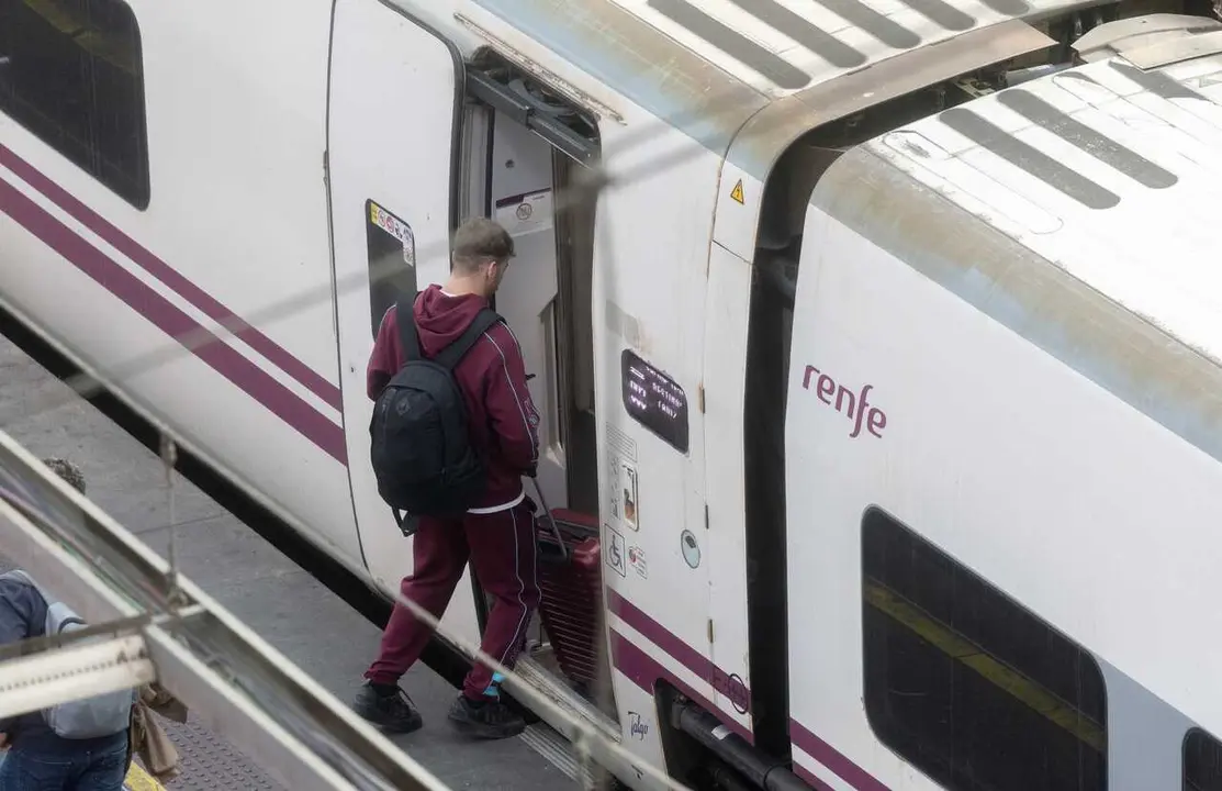 Archivo - Un viajero coge un tren en la Estaci&oacute;n Puerta de Atocha-Almudena Grandes, a 5 de diciembre de 2024, en Madrid