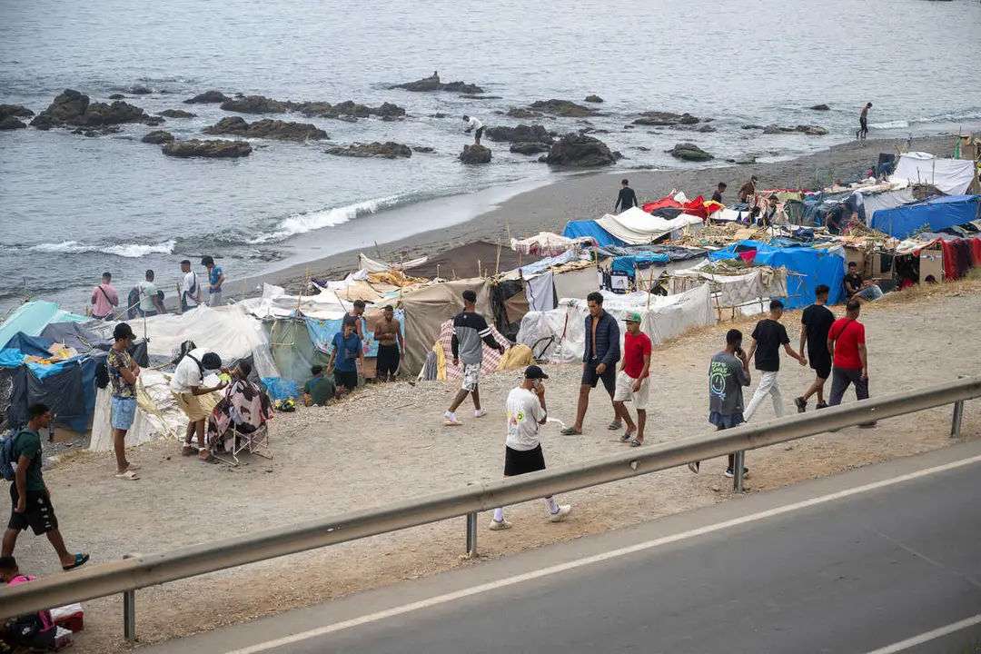 Centenares de migrantes acampan en la playa del Trampol&iacute;n, a 3 de septiembre de 2026, en Ceuta (Espa&ntilde;a). 