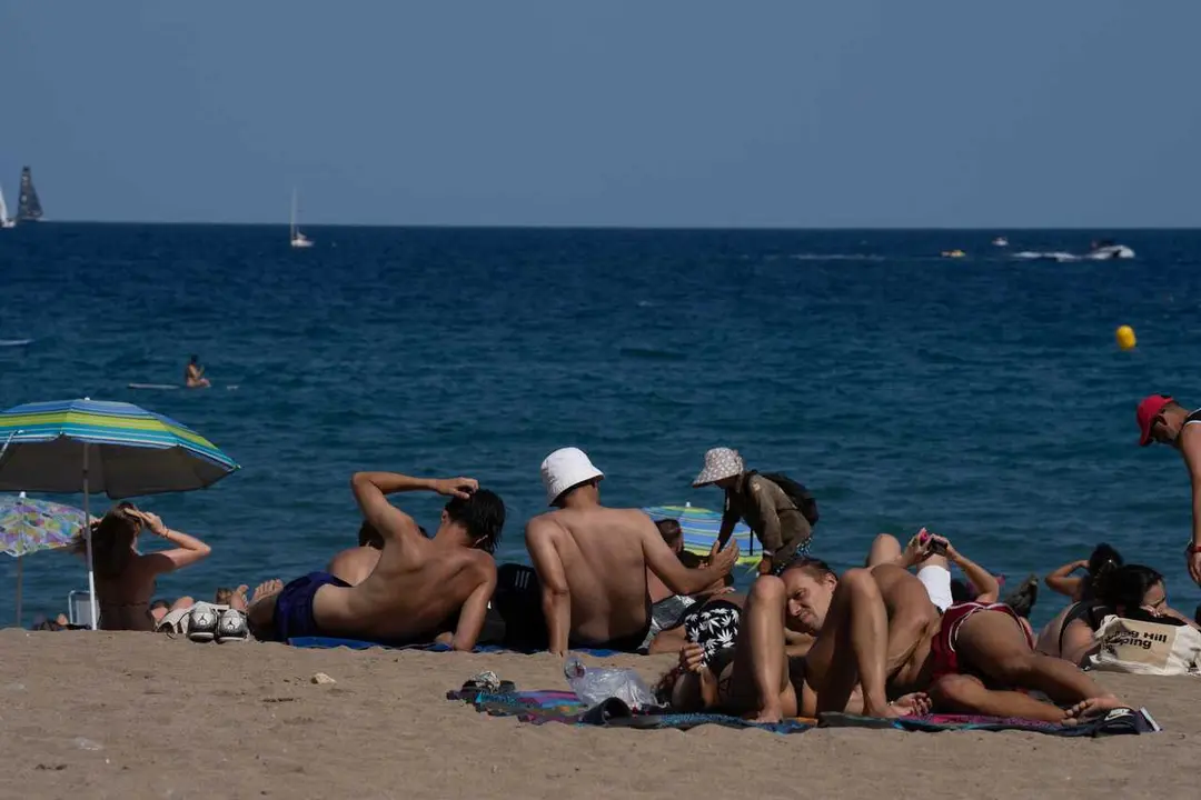Archivo - Varias personas en la playa, a 17 de julio de 2024, en Barcelona, Catalunya (Espa&ntilde;a). 