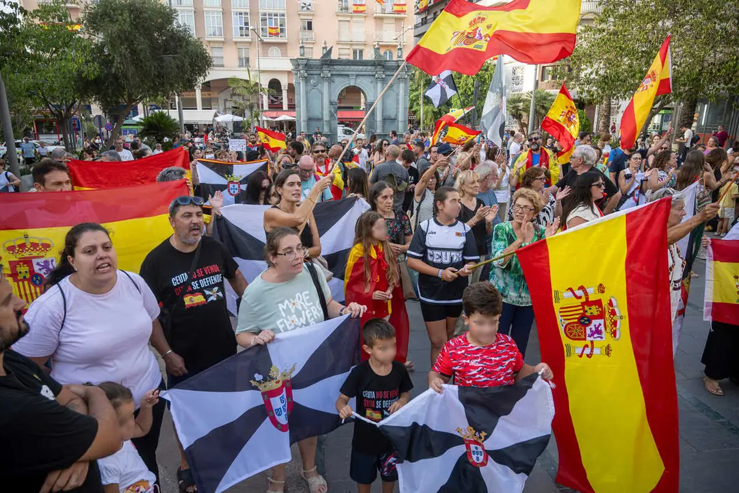Decenas de personas se manifiestan ante la situaci&oacute;n migratoria en Ceuta, a 7 de septiembre de 2026, en Ceuta (Espa&ntilde;a).