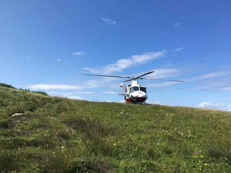 Archivo - El helic&oacute;ptero del Gobierno de Cantabria realiza un rescate 
