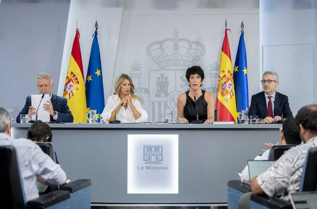 (I-D) El ministro de Pol&iacute;tica Territorial y Memoria Democr&aacute;tica, &Aacute;ngel V&iacute;ctor Torres; la vicepresidenta segunda y ministra de Trabajo y Econom&iacute;a Social, Yolanda D&iacute;az; la ministra de Inclusi&oacute;n, Seguridad Social y Migraciones y portavoz del Gobierno, Elma S