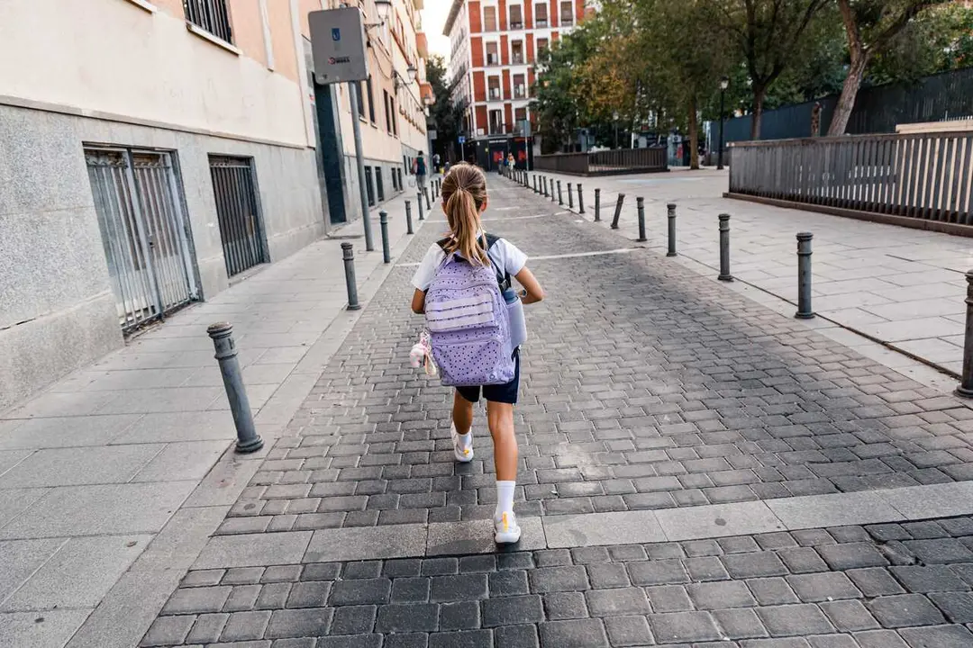 Una ni&ntilde;a de camino a la escuela.