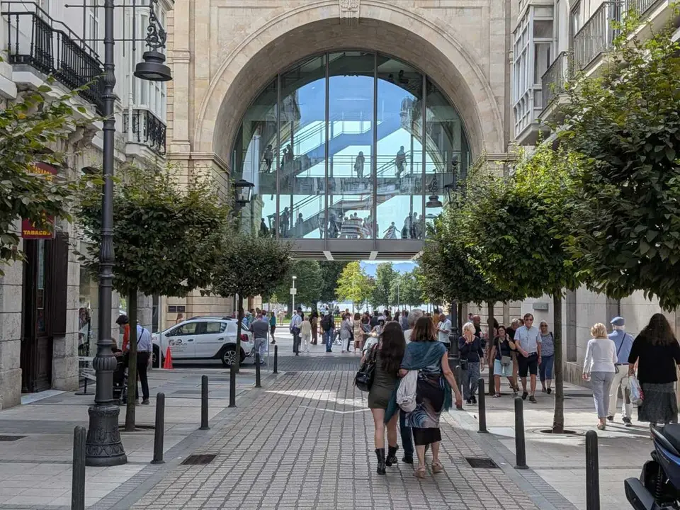 El arco de Faro Santanter y las filas para entrar en &eacute;l en su estreno para el p&uacute;blico.
