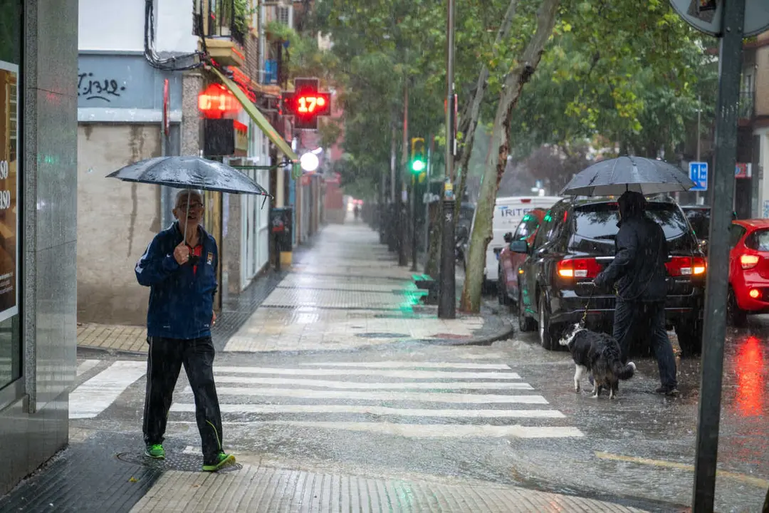 Archivo - Varias personas caminan bajo la lluvia, a 21 de septiembre de 2024, en Zaragoza, Arag&oacute;n (Espa&ntilde;a). 