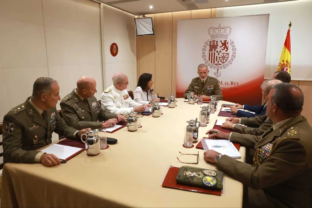 Felipe VI se re&uacute;ne con la ministra de Defensa, Margarita Robles, para examinar la situaci&oacute;n de Ceuta.