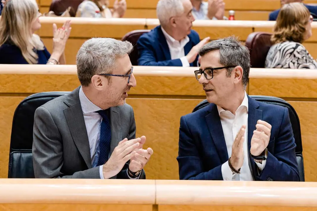 Archivo - El ministro de la Presidencia, Justicia y Relaciones con las Cortes, F&eacute;lix Bola&ntilde;os (d) y el ministro de Hacienda, Arcadi Espa&ntilde;a (i), durante una sesi&oacute;n de control al Gobierno, en el Senado, a 23 de junio de 2026, en Madrid (Espa&ntilde;a).