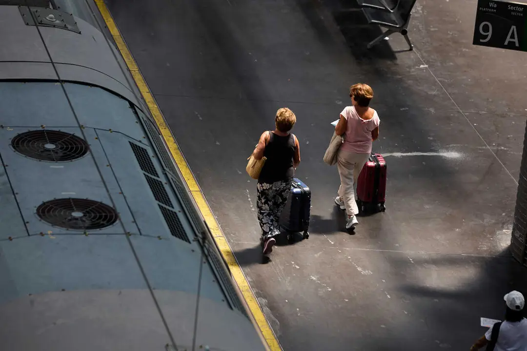 Archivo - Dos mujeres caminan por un and&eacute;n de la estaci&oacute;n de Ave Madrid - Puerta de Atocha, a 8 de agosto de 2022, en Madrid (Espa&ntilde;a). 