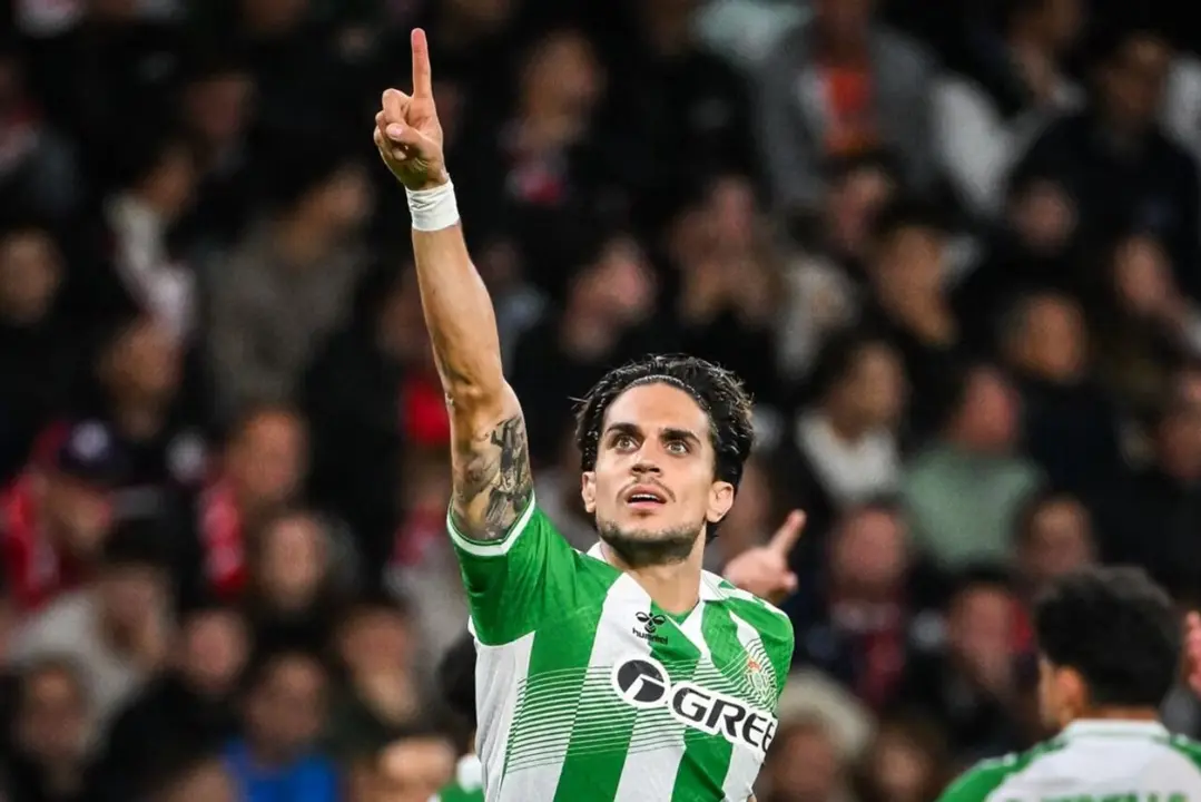 Marc Bartra celebrando uno de sus dos goles ante el Lille