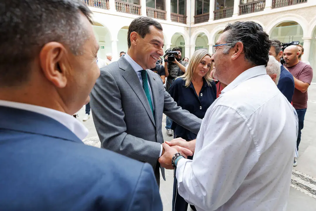 El presidente de la Junta de Andaluc&iacute;a, Juanma Moreno, se re&uacute;ne con alcaldes de municipios afectados por los terremotos y con representantes de asociaciones vecinales del Zaid&iacute;n en la Delegaci&oacute;n del Gobierno andaluz de Granada a 9 de septiembre de 2026