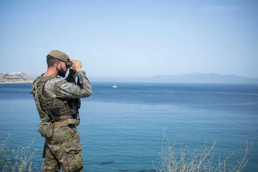 Un militar vigila la frontera entre Espa&ntilde;a y Marruecos, a 8 de septiembre de 2026, en Ceuta (Espa&ntilde;a). 