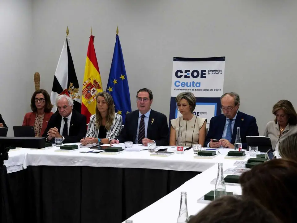El presidente de la CEOE, Antonio Garamendi (en el centro) preside la reuni&oacute;n de la junta directiva de la patronal, que excepcionalmente se ha celebrado en Ceuta como muestra de apoyo a la ciudad aut&oacute;noma